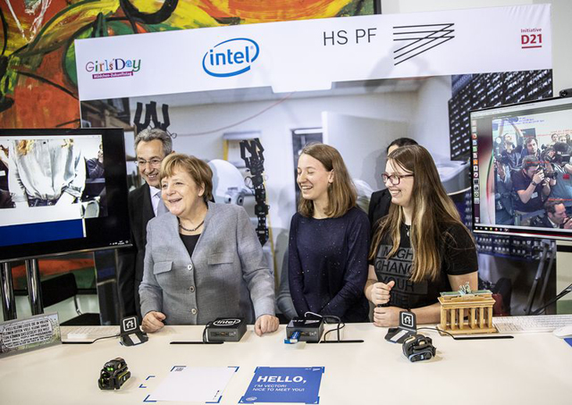 Girls’Day 2019: Roboter der Hochschule Pforzheim malt Bild für Angela Merkel