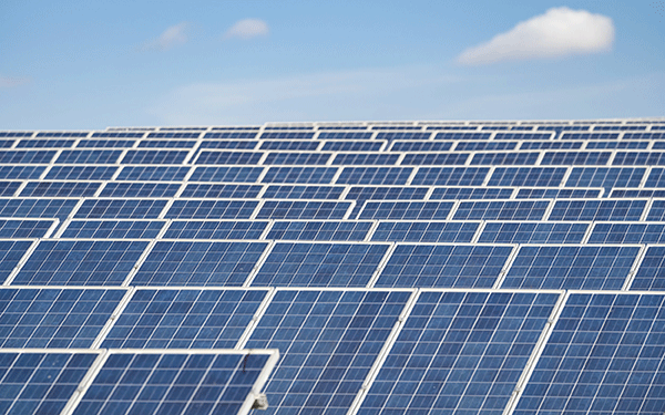 Solarparks: Der Betrieb von Solaranlagen soll mithilfe von Künstlicher Intelligenz optimiert werden.